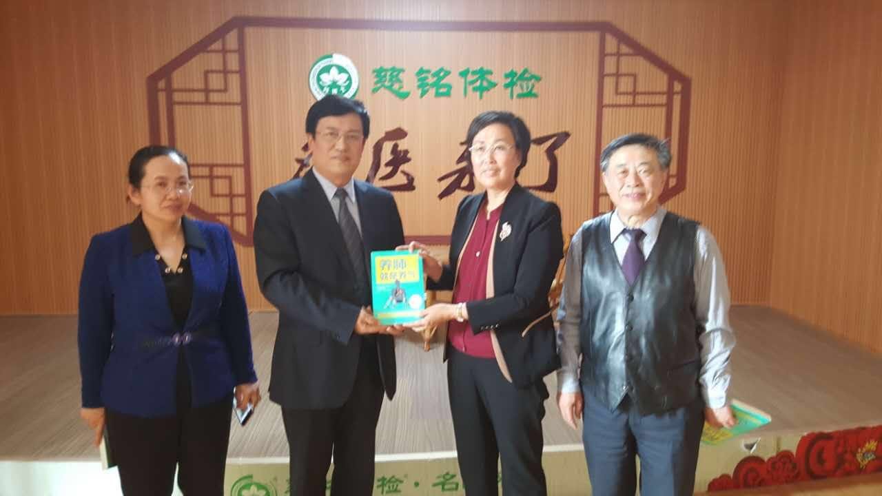 4.jpg 圖四:支修益教授為東營慈銘贈(zèng)書