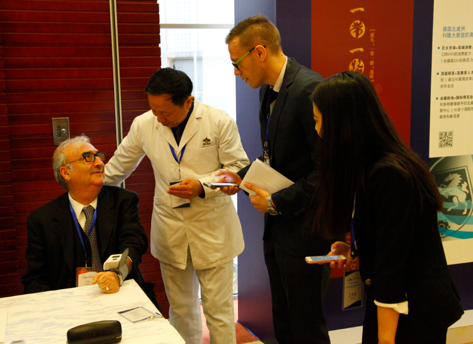 慈銘奧亞私人醫(yī)生為聯(lián)合國和平大使羅哈斯進(jìn)行現(xiàn)場健康檢查.png 慈銘奧亞私人醫(yī)生為聯(lián)合國和平大使羅哈斯進(jìn)行現(xiàn)場健康檢查.png