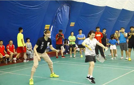 5世界羽毛球冠軍鮑春來,著名演員關(guān)玲與選手打友誼賽.jpg 5世界羽毛球冠軍鮑春來,著名演員關(guān)玲與選手打友誼賽.jpg