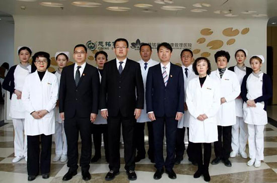 6慈銘體檢集團(tuán)聯(lián)席總裁韓圣群,北京公司常務(wù)副總張碩和醫(yī)療管理團(tuán)隊(duì)及員工代表集體向社會(huì)鄭重承諾“生命之托,質(zhì)量為本”.jpg 6慈銘體檢集團(tuán)聯(lián)席總裁韓圣群,北京公司常務(wù)副總張碩和醫(yī)療管理團(tuán)隊(duì)及員工代表集體向社會(huì)鄭重承諾“生命之托,質(zhì)量為本”.jpg