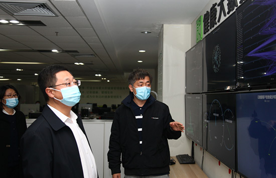 4工作人員向常司長介紹大數(shù)據(jù)運行中心.jpg 4工作人員向常司長介紹大數(shù)據(jù)運行中心.jpg