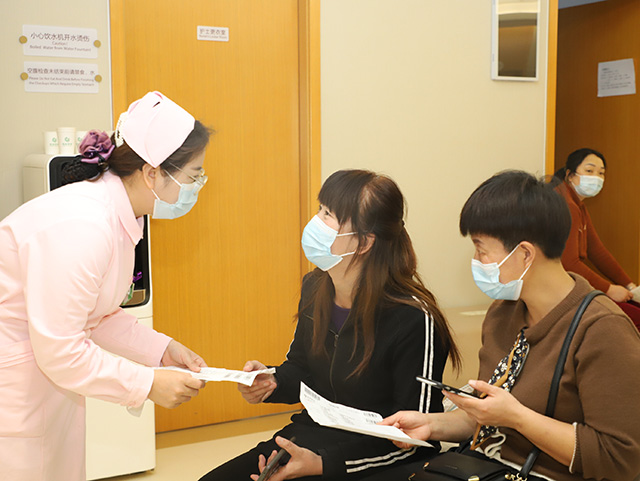 4慈銘體檢美小護們服務(wù)打工媽媽.jpg 4慈銘體檢美小護們服務(wù)打工媽媽.jpg