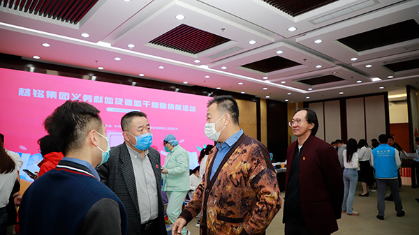 8慈銘體檢集團聯(lián)席總裁韓圣群與紅十字會領(lǐng)導(dǎo)交談.jpg 8慈銘體檢集團聯(lián)席總裁韓圣群與紅十字會領(lǐng)導(dǎo)交談.jpg